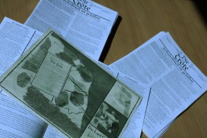 Ein Stapel der "Tröte 8"-Sonderausgaben inkl. der beigelegten Karte