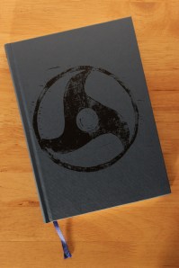 Unter dem Schutzumschlag ist es durchaus LARP-tauglich