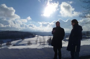 Schleier aus Schnee-Erstleserin Lina und ich auf Wanderschaft (Foto © Rani)