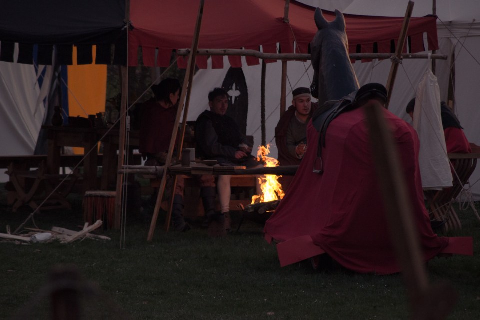 Zum Abend wurden überall Lagerfeuer entfacht