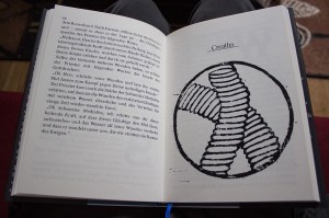 Die rechte Seite zeigt den Beginn des nächsten Kapitel (recto), auf der linken Seite mündet das vorige Cover (verso).