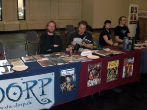 Der DORP-Stand – und rechterhand unsere Standplatz-Mitbewohn-Gäste von Cthulhus Ruf – auf der RPC 2013.