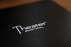 Der schlichte, aber strukturgeprägte Einband wirkt, wie ich es erhofft habe