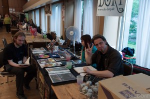 Der Stand der DORP – Markus zeigt sich Medien wirksam, ich blättere in der Erstauflage der 1W6 Freunde