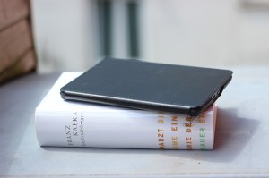 Im Lasten-Vergleich gewinnt das digitale Buch, klar