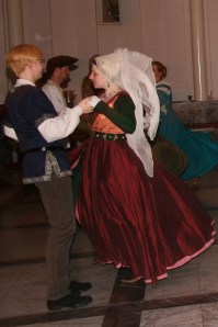 Manchmal gemessenen Schrittes, manchmal beschwingt … (© 2014 Miriam Brammertz / Saltatio – Historisches Tanzen Aachen e.V.)