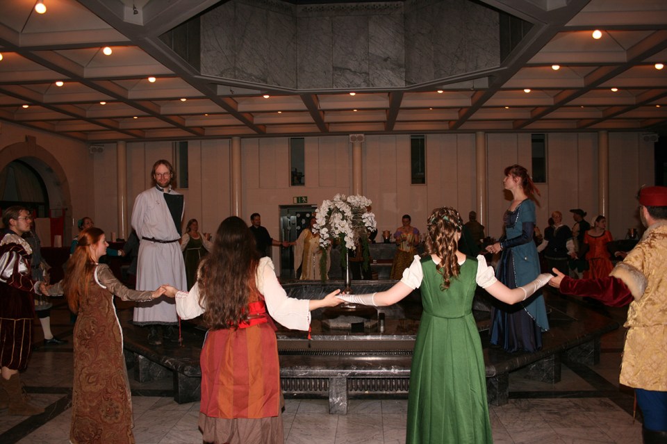 Anke und ich sprechen Dank und Abschied am Ende der Veranstaltung (© 2014 Miriam Brammertz / Saltatio – Historisches Tanzen Aachen e.V.)