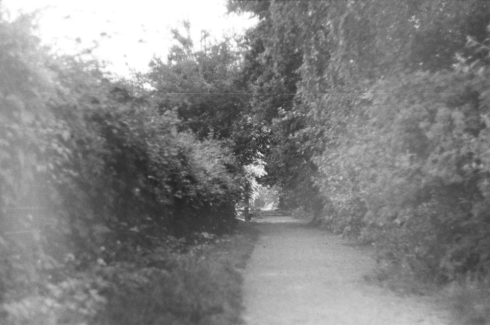 Die Straße gleitet fort und fort …