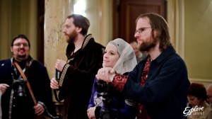 Konzentriert bei der Foto-Arbeit auf den Tanzball schauend (Foto © Hagen Hoppe)